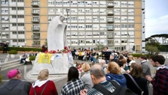 السفراء الأفارقة لدى الكرسي الرسولي يصلون على نية البابا فرنسيس 1