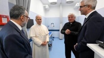 البابا يزور مستوصف *القديس مارتينوس*: واحة للعلاج والتفاني في خدمة الفقراء 1