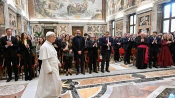 البابا لاوُن الرابع عشر يستقبل منظمي حفل الغد الموسيقي مع الفقراء والفنانين المشاركين فيه 1